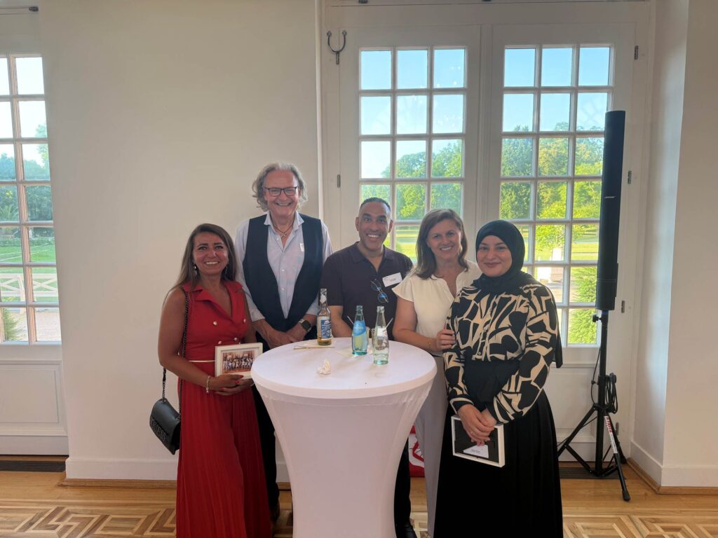 30 ehrenamtlich aktive Integrationslotsinnen und -lotsen in Wiesbaden geehrt – darunter auch Majdulin Shehab vom Lernmobil Viernheim e.V.