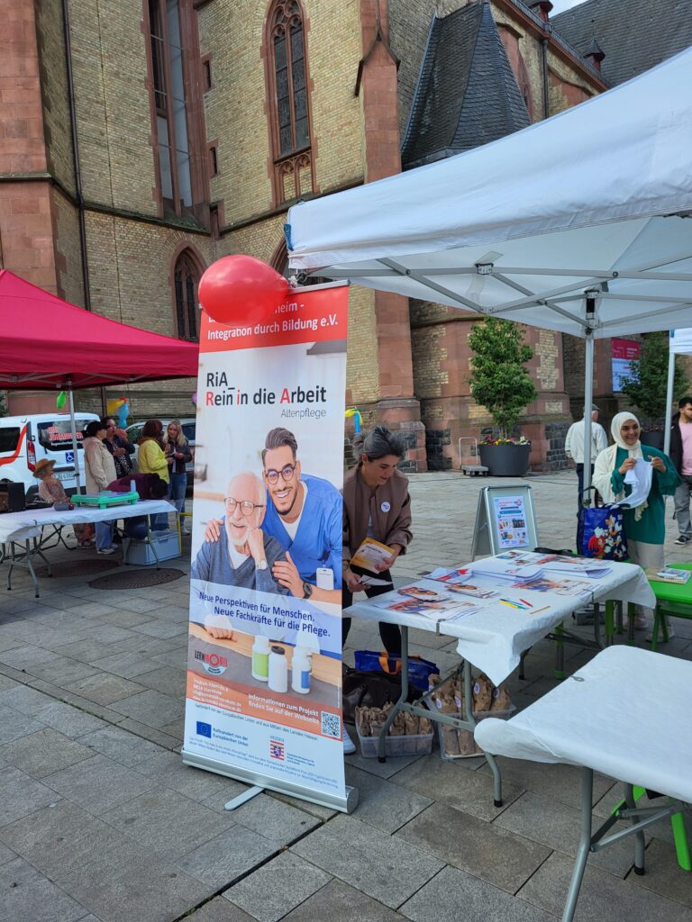 Informationsstand zur Qualifizierung in der Altenpflege beim Lernmobil-Aktionstag auf dem Apostelplatz