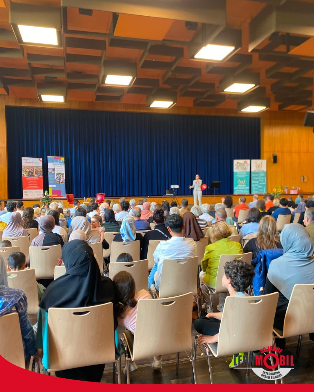 Begrüßung des Publikums beim Kismet-Filmnachmittag von ViernheimVerbindet