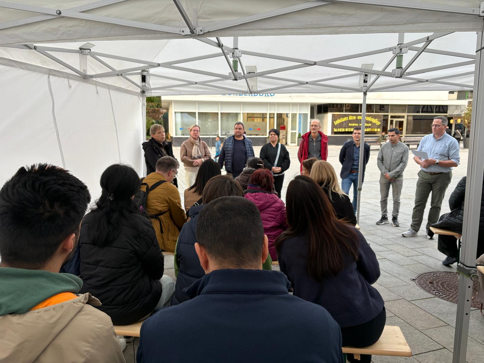 Mitglieder der Integrationskommission und der Stadtverordnetenversammlung im Gespräch mit Bürgerinnen und Bürgern